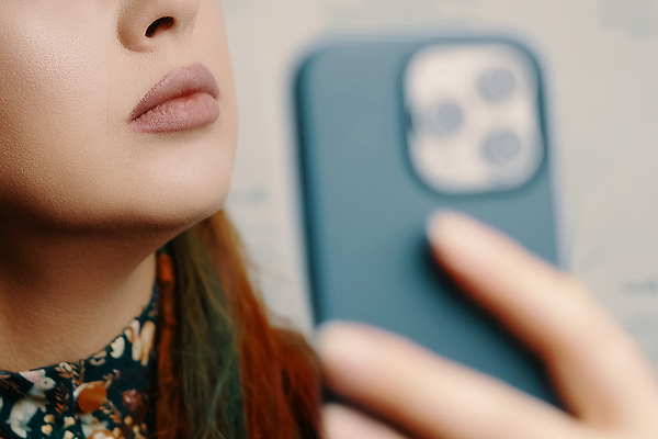 포토 JPG 해외이미지 백인 모델 라이프스타일 손 여자 행복 얼굴 모바일 무선통신 실내 한명 사람 성인 스마트폰 핸드폰 뷰티 유행 카메라 사진촬영 표현 잡기 화려 셀프카메라 블로거 스타일 해외202310 해외포토 서양인 1 감정 컨셉 통신 모션 내부 생활 신체부위 전자제품 스마트기기 촬영 파일형식