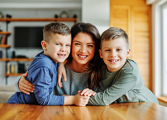 포토 JPG 해외이미지 백인 라이프스타일 여자 행복 감정 아들 얼굴 어린이 가족 포옹 놀이 엄마 주택 함께함 사랑 사람 소년 세명 뷰티 침묵 기쁨 육아 흰색 표현 잡기 결합 돌봄 해외202310 해외포토 서양인 남자 컬러 컨셉 관계 안기 모션 건물 생활 신체부위 소리 파일형식
