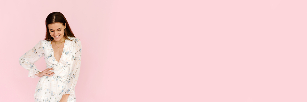 포토 JPG 해외이미지 백인 모델 1 라이프스타일 배너 드레스 여자 행복 감정 분홍색 포즈 백그라운드 갈색머리 실내 한명 서기 미소 사람 성인 여름 뷰티 유행 기쁨 낭만 흰색 표현 우아함 날씬함 긍정 고립 스타일 카피스페이스 해외202310 해외포토 서양인 헤어스타일 옷 계절 컬러 컨셉 모션 표정 내부 생활 공백 몸매 파일형식