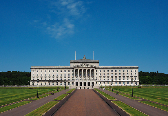 포토 JPG 해외이미지 유럽 건축양식 영국 사람없음 건물 도시풍경 도시 북쪽 아일랜드 타운 국회 랜드마크 유럽연합 해외202310 해외포토 건축물 건축 나라 풍경 방향 파일형식
