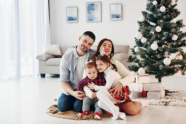 포토 JPG 해외이미지 전신 여자 남자 행복 액자 크리스마스 겨울 거실 가족 안기 앉기 여러명 성인 앞모습 장식 선물상자 소파 크리스마스트리 카펫 아기 머리띠 해외포토 계절 기념일 감정 뷰포인트 다수 의자 장신구 관계 모션 선물 사람 상자 파일형식