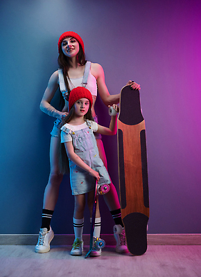 포토 JPG 해외이미지 옷 딸 행복 어린이 스포츠 가족 놀이 엄마 휴가 거리 함께함 건강 사랑 사람 두명 10대 빨간색 유행 산책 도시 스케이트보드 승차 작음 네온 통일 스타일 해외202310 해외포토 감정 컬러 컨셉 관계 모션 청소년 휴식 보드_스포츠 크기 파일형식