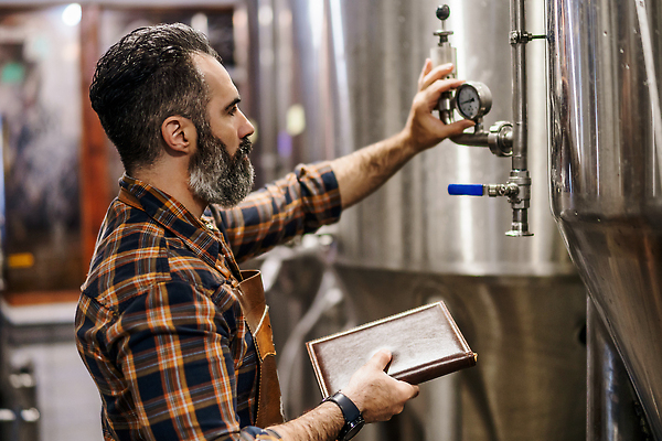 포토 JPG 해외이미지 백인 직업 응시 남자 산업 음료 사업가 공장 성공 수염 맥주 실내 한명 사람 성인 기계 장비 작업 수술 기술자 제조 만들기 보리 주인 방법 양조장 중소기업 해외202310 해외포토 서양인 1 시선 컨셉 회사 공업 의학 모션 곡류 주류 내부 치료 파일형식