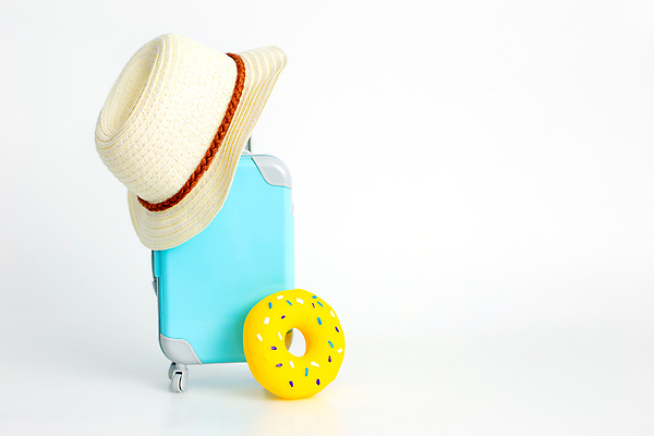 포토 JPG 해외이미지 행복 여행 백그라운드 서류가방 가방 휴가 항해 손잡이 사람없음 파란색 노란색 유행 여행객 여행가방 기차 핸드백 짐 흰색 바퀴 닫기 플라스틱 오브젝트 휴양지 긍정 짐싸기 고립 수하물 카피스페이스 자극 해외202310 해외포토 잡화 감정 육상교통 컬러 컨셉 배_교통 모션 재질 대중교통 사람 공백 장소 파일형식