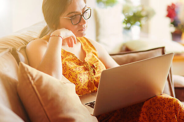 포토 JPG 해외이미지 백인 직업 여자 행복 얼굴 커피 가구 백그라운드 인터넷 비즈니스 사업가 통신 노동자 아파트 주택 직장 한명 사람 성인 노트북 컴퓨터 소파 사무실 공책 방 회색 흰색 타이핑 업무 비즈니스우먼 휴대용 자르기 가득함 길이 리빙 고립 고용 혼자 유일 해외202310 해외포토 서양인 1 감정 음료 컬러 생활용품 의자 회사 모션 문구용품 건물 신체부위 전자제품 구직 작업 직장인 오브젝트 채용 파일형식