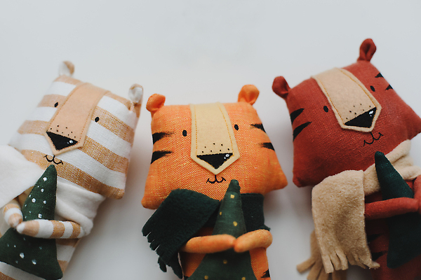 포토 JPG 해외이미지 동물 계절 어린이 인형 컨셉 크리스마스 놀이 휴가 새해 선물 미술 취미 사람없음 장식 반려동물 컬러풀 장난감 축제 고양이 중국 미니어처 아기 인사 호랑이 작음 12월 심볼 사인 기념품 부드러움 수공예 폭식 핸드메이드 카피스페이스 미니멀 해외202310 해외포토 기념일 아시아 컬러 포유류 문화예술 사람 모형 공백 예절 감각 날짜 크기 공예 오브젝트 파일형식