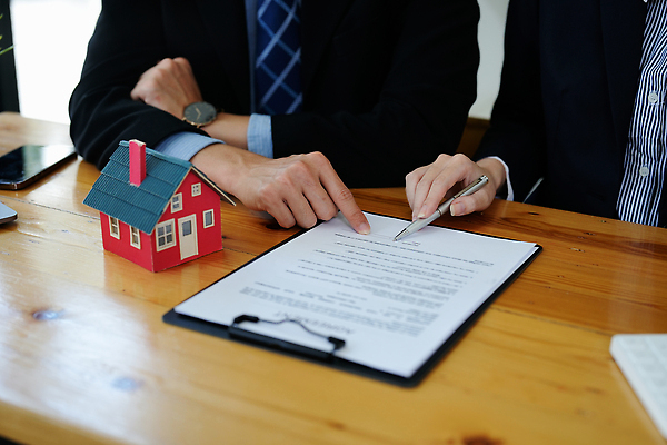 포토 JPG 해외이미지 손 컨셉 비즈니스 성공 열쇠 부동산 악수 아파트 주택 사람 사람없음 건물 금융 사무실 판매 세일 거래 비즈니스맨 재산 구매 중개인 고객 계약 사인 문서 투자 결재 서명 보험 대출 렌탈 부동산중개인 진짜 소유 해외202310 해외포토 직업 건축물 남자 손짓 신체부위 경제 쇼핑 직장인 파일형식