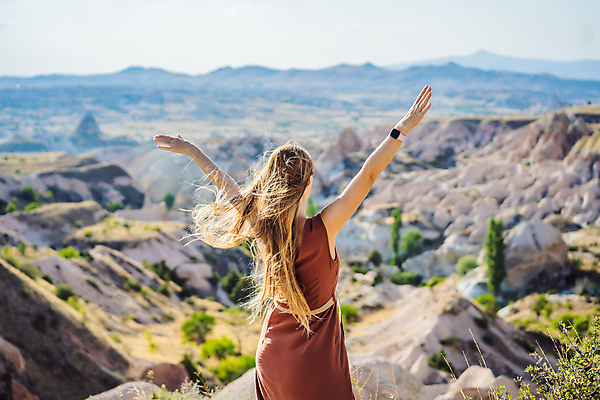 포토 JPG 해외이미지 나무 여자 여행 자연 팔벌리기 바람 한명 풍경 성인 야외 돌산 성인여자한명만 흩날리기 튀르키예 해외202310 해외포토 자연요소 식물 1 아시아 모션 날씨 산 사람 생태계 여자한명만 성인여자만 파일형식