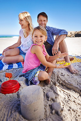 포토 JPG 해외이미지 전신 여자 남자 수영복 행복 어린이 가족 하늘 앉기 성인 해변 야외 옆모습 세명 모래사장 삽 즐거움 돗자리 모래놀이 해외202310 해외포토 옷 감정 모래 바다 뷰포인트 관계 모션 놀이 사람 파일형식