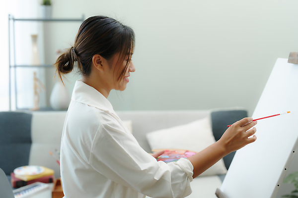 포토 JPG 해외이미지 여자 한명 들기 앉기 동양인 상반신 성인 취미 옆모습 물감 미술도구 붓 그리기 팔레트 이젤 그림 캔버스 화가 성인여자한명만 해외202310 해외포토 직업 1 뷰포인트 모션 사람 인종 오브젝트 여자한명만 성인여자만 파일형식