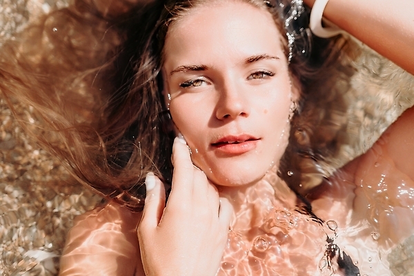 포토 JPG 해외이미지 라이프스타일 여자 행복 바다 여행 자연 하늘 휴가 산 한명 사람 풍경 성인 야외 물 여름 파란색 뷰티 여행객 계곡 트래킹 하이킹 추위 자유 정상 셀프카메라 나눔 수평선 해외202310 해외포토 자연요소 1 계절 감정 컬러 컨셉 레저 생활 사진촬영 생태계 파일형식