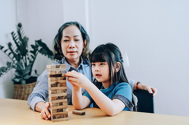 포토 JPG 해외이미지 백인 라이프스타일 여자 행복 할머니 어린이 가족 손녀 주택 함께함 실내 사랑 미술 사람 앉기 성인 두명 목재 블록 게임 퍼즐 은퇴 손주 그림 예술가 세대 옛날 조부모 해외202310 해외포토 서양인 나무 노년 감정 컨셉 재료 관계 모션 놀이 문화예술 내부 건물 생활 파일형식