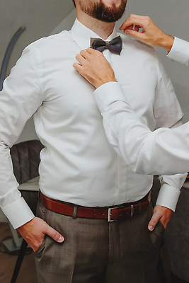 포토 JPG 해외이미지 백인 라이프스타일 손 옷 남자 행복 신랑 결혼 백그라운드 셔츠 청소년 성공 남편 나비넥타이 서기 사람 정장 이벤트 성인 사람없음 유행 흰색 축하 비즈니스맨 고급 우아함 준비 조절 스타일 해외202310 해외포토 서양인 감정 컬러 컨셉 상의 비즈니스 모션 넥타이 생활 신체부위 직장인 파일형식