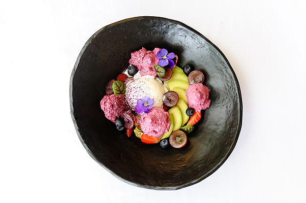 포토 JPG 해외이미지 접시 아이스크림 사람없음 분위기 아보카도 플레이팅 해외202310 해외포토 식기 컨셉 과일 디저트 상차림 파일형식