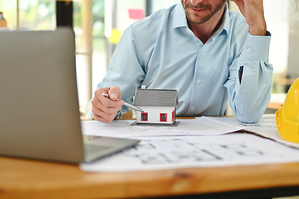포토 JPG 해외이미지 남자 한명 상반신 성인 노트북 펜 설계도 안전모 창가 건축모형 나무책상 성인남자한명만 인테리어디자이너 해외202310 해외포토 직업 1 창문 건설업 사람 목재 전자제품 필기구 모형 헬멧 안전장비 책상 남자한명만 성인남자만 파일형식