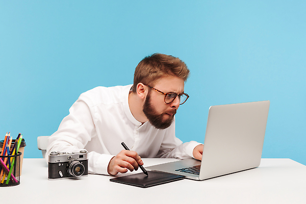 포토 JPG 해외이미지 스튜디오촬영 직업 디자인 남자 인터넷 비즈니스 노동자 수염 직장 실내 창조 미술 한명 사람 성인 그래픽 노트북 사무실 알약 유행 디지털 페인트 장비 공구 업무 비즈니스맨 그리기 디자이너 스케치 집중 파란배경 예술가 멀티미디어 패드 고립 심각 프리랜서 해외202310 해외포토 1 백그라운드 컨셉 회사 모션 문화예술 내부 파란색 전자제품 약 도구 작업 직장인 파일형식