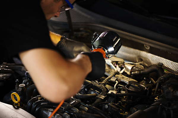 포토 JPG 해외이미지 직업 응시 남자 안경 장갑 유니폼 자동차 노동자 실내 작업복 한명 사람 상점 기계 덮개 공구 램프 스패너 업무 작업실 기술자 수리 확인 서비스 고정 엔진 정비공 모터 유지 자동 차고 주도 해외202310 해외포토 1 시선 잡화 옷 육상교통 조명 내부 뚜껑 도구 예절 작업 파일형식