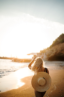포토 JPG 해외이미지 나무 라이프스타일 여자 수영복 행복 얼굴 모래 바다 여행 백그라운드 자연 휴가 휴식 한명 사람 정장 성인 물 비키니 모래사장 태양 뷰티 유행 맑음 검은색 수영 스파 수확 흰색 뜨거움 화려 선탠 날씬함 질감 하와이 밀짚 푸켓 해외202310 해외포토 자연요소 식물 1 옷 감정 컬러 컨셉 농업 태국 날씨 생활 신체부위 미국 수상스포츠 짚 몸매 생태계 파일형식