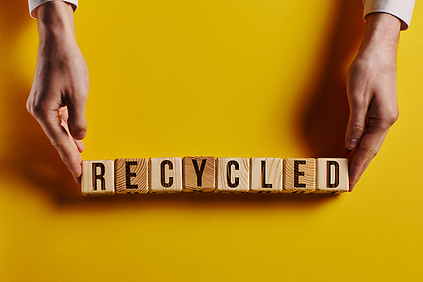 포토 JPG 해외이미지 손 알파벳 비즈니스 텍스트 아이디어 신체부위 단어 노란색 재활용 나무블록 카피스페이스 해외202310 해외포토 문자 영어 컬러 컨셉 사람 목재 공백 블록 친환경 파일형식