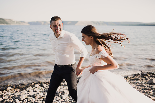 포토 JPG 해외이미지 커플 드레스 여자 남자 행복 신랑 결혼 2 가족 관계 포옹 자연 결혼식 남편 함께함 사랑 미소 웃음 사람 야외 두명 여름 태양 유행 맑음 일몰 산책 기쁨 낭만 축하 잡기 아내 내추럴 해외202310 해외포토 자연요소 옷 계절 감정 컨셉 안기 모션 날씨 휴식 표정 이벤트 노을 생태계 파일형식