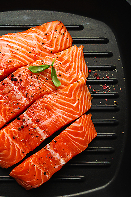 포토 JPG 해외이미지 근접촬영 사람없음 프라이팬 연어요리 해외202310 해외포토 음식 뷰포인트 주방용품 연어 파일형식