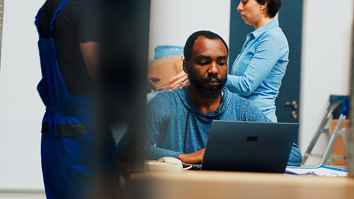 포토 JPG 해외이미지 백인 여자 남자 흑인 노동자 실내 상반신 성인 앞모습 옆모습 세명 노트북 작업 물류창고 성인만 해외202310 해외포토 서양인 직업 뷰포인트 사람 내부 전자제품 창고 파일형식