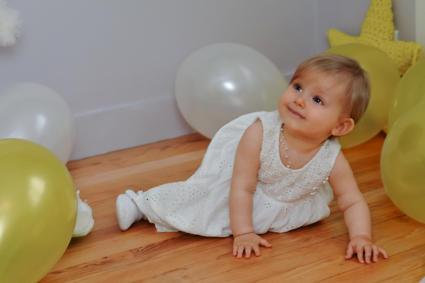 포토 JPG 해외이미지 1 드레스 여자 행복 어린이 휴가 기념 털 실내 선물 한명 미소 사람 앉기 이벤트 장식 뷰티 노란색 파티 놀람 기쁨 흰색 축하 표현 아기 생일 달콤 모피 자르기 연도 기저귀 풍선 걸음마 옛날 헬륨 카피스페이스 해외202310 해외포토 옷 기념일 감정 컬러 컨셉 모션 표정 내부 공백 아기용품 원소 맛 파일형식