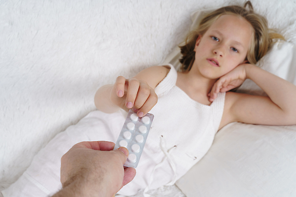 포토 JPG 해외이미지 손 어린이 건강 병원 손바닥 한명 사람 치료 10대 가로 알약 약 건강관리 고통 환자 의사 잡기 도움 열 바이러스 질병 약국 주기 예방 두통 감염 처방 테라피 보험 조제 보충 돌봄 소아과의사 인플루엔자 전염병 치유 헬프 해외202310 해외포토 1 감정 컨셉 의학 모션 청소년 관리 신체부위 뷰티 의료진 만들기 파일형식