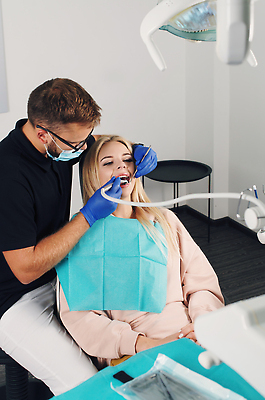 포토 JPG 해외이미지 백인 직업 여자 남자 행복 얼굴 건강 치과 병원 미소 사람 성인 두명 치료 사무실 뷰티 약 장비 환자 간호사 의사 흰색 기구 공구 업무 입 치아 치과의사 방문 외과 고립 돌봄 미백 위생관리 해외202310 해외포토 서양인 감정 컬러 비즈니스 의학 모션 표정 관리 신체부위 의료진 도구 작업 소화기관 파일형식