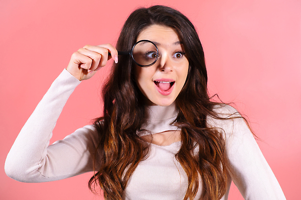 포토 JPG 해외이미지 백인 손 여자 행복 감정 얼굴 손가락 성공 돋보기 관리 한명 서기 미소 웃음 사람 성인 장식 뷰티 파티 유행 귀여움 축제 놀람 기쁨 축하 흥분 충격 비명 승자 해외202310 해외포토 서양인 1 컨셉 모션 표정 이벤트 신체부위 파일형식