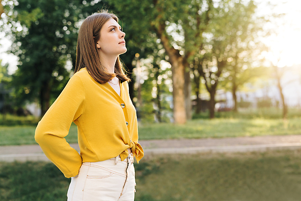 포토 JPG 해외이미지 모델 응시 여자 행복 얼굴 모션 바람 한명 서기 미소 사람 성인 햇빛 태양 뷰티 유행 카메라 귀여움 맑음 젖음 신선 감각 행운 눈썹 피부 순수 냄새 긍정 결백 섬광 해외202310 해외포토 자연요소 1 시선 감정 컨셉 날씨 표정 신체부위 전자제품 파일형식