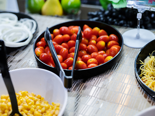 포토 JPG 해외이미지 접시 음식 컨셉 다이어트 토마토 채소 비즈니스 재료 탁자 호텔 양파 건강 종류 옥수수 요리 이벤트 사람없음 빨간색 노란색 파티 상점 요식업 식당 식사 저녁식사 샐러드 흰색 신선 바 사발 시장 역 맛 먹기 계산대 서비스 유기농 슈퍼마켓 점심식사 뷔페 셀프 채식주의자 비건 해외202310 해외포토 식기 웰빙 산업 컬러 가구 교통시설 모션 숙소 곡류 사기그릇 채식 파일형식