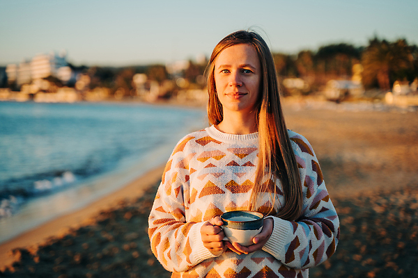 포토 JPG 해외이미지 백인 모델 1 여자 감정 커피 음료 바다 겨울 자연 바람 휴식 스트레스 따뜻함 한명 사람 야외 컵 태양 뷰티 일몰 산책 기쁨 머그컵 추위 뜨거움 고독 스웨터 독립 무료 혼자 해외202310 해외포토 자연요소 서양인 식기 계절 컨셉 상의 날씨 노을 생태계 파일형식