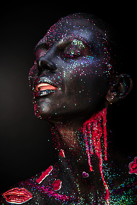 포토 JPG 해외이미지 모델 헤어스타일 응시 여자 얼굴 창조 미술 한명 사람 성인 뷰티 유행 검은색 축제 어둠 무대 화려 우아함 그림 공상 마법 야광 스타일 해외202310 해외포토 1 시선 컬러 컨셉 문화예술 신체부위 빛 파일형식