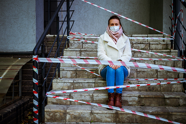 포토 JPG 해외이미지 백인 1 라이프스타일 유럽 리본 얼굴 여행 백그라운드 거리 프레임 건강 경고 가면 한명 사람 야외 여행객 고통 환자 금지 흰색 도시 바이러스 보호 질병 사인 보안 감염 전염병 해외202310 해외포토 서양인 감정 나라 컬러 컨셉 의학 안전 생활 신체부위 파일형식
