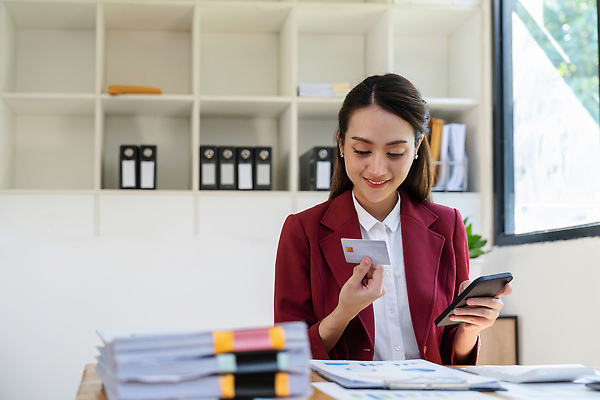 포토 JPG 해외이미지 백인 라이프스타일 손 응시 여자 행복 백그라운드 돈 비즈니스 모바일 한명 미소 사람 성인 금융 스마트폰 핸드폰 쇼핑 뷰티 상점 흰색 잡기 신용카드 구매 플라스틱 사이버 고객 결제 보여주기 온라인 고립 인출 해외202310 해외포토 서양인 1 시선 감정 컬러 모션 재질 표정 생활 신체부위 경제 전자제품 스마트기기 재산 파일형식