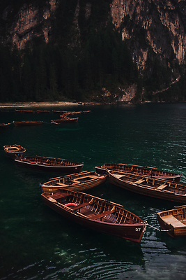 포토 JPG 해외이미지 나무 공원 유럽 호수 여행 백그라운드 자연 하늘 휴가 산 파노라마 사람없음 야외 목재 초록색 물 파란색 뷰티 반사 이탈리아 보트 숲 알프스 전국 절정 파라다이스 해외202310 해외포토 자연요소 식물 공공시설 나라 컬러 배_교통 재료 촬영기법 생태계 파일형식