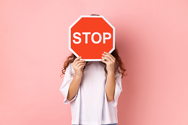 포토 JPG 해외이미지 여자 분홍색 경고 한명 들기 상반신 성인 앞모습 표지판 정지 거절 얼굴가리기 성인여자한명만 해외202310 해외포토 1 뷰포인트 컬러 컨셉 모션 알림판 사람 가림 여자한명만 성인여자만 파일형식
