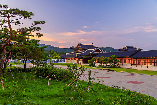 포토 JPG 해외이미지 백그라운드 하늘 서울 사람없음 야외 노을 도시 저녁 경복궁 해외202310 해외포토 자연요소 한국 궁전 야간 파일형식