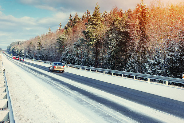 포토 JPG 해외이미지 나무 구름 도로 겨울 자동차 자연 하늘 풍경 사람없음 야외 눈 숲 가로수 해외202310 해외포토 자연요소 식물 계절 길 육상교통 교통시설 날씨 생태계 파일형식