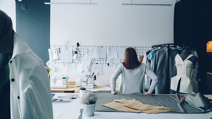 포토 JPG 해외이미지 직업 디자인 응시 옷 여자 벽 생각 비즈니스 사업가 탁자 아이디어 직장 실내 창조 한명 서기 사람 성인 유행 직물 작업실 제조 미술관 디자이너 스케치 수집 책상 그림 자영업 쇼 재단 재단사 중소기업 해외202310 해외포토 1 시선 가구 컨셉 회사 모션 미술 내부 파일형식