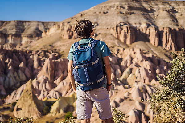 포토 JPG 해외이미지 남자 여행 한명 풍경 성인 야외 뒷모습 돌산 주머니손 풀숲 성인남자한명만 튀르키예 해외202310 해외포토 1 아시아 뷰포인트 모션 산 사람 숲 남자한명만 성인남자만 파일형식