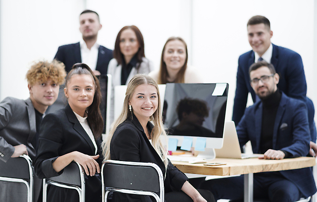 포토 JPG 해외이미지 직업 응시 남자 행복 컨셉 회사 비즈니스 통신 탁자 성공 직장 함께함 미소 사람 앉기 여러명 성인 컴퓨터 사무실 업무 작업 비즈니스맨 그룹 책상 동료 직원 경영자 리더 문서 소통 경영 해외202310 해외포토 시선 감정 가구 다수 관계 모션 표정 전자제품 직장인 파일형식