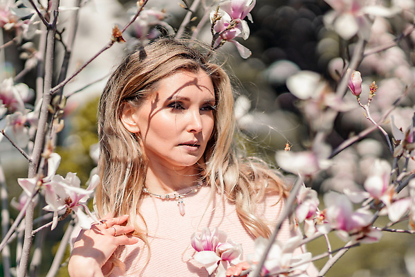 포토 JPG 해외이미지 여자 그림자 한명 상반신 성인 야외 뷰티 봄 목련 목련나무 성인여자한명만 해외202310 해외포토 나무 1 계절 꽃 사람 여자한명만 성인여자만 파일형식