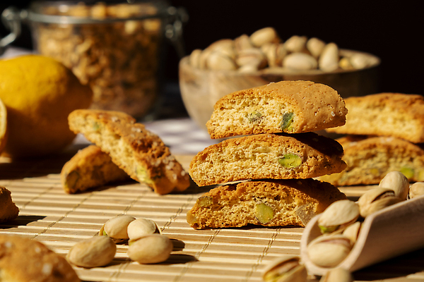 포토 JPG 해외이미지 단면 사람없음 쌓기 쿠키 나무바닥 주걱 유리그릇 나무그릇 피스타치오 홈메이드 비스코티 비건 해외202310 해외포토 그릇 빵 모션 유리 주방용품 디저트 바닥 목재 견과류 만들기 채식주의자 파일형식