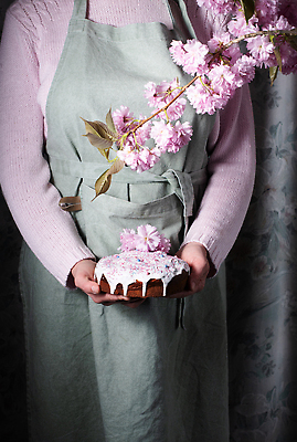 포토 JPG 해외이미지 여자 분홍색 잎 봄꽃 부활절 한명 들기 상반신 성인 앞모습 장식 케이크 원예 핸드메이드 성인여자한명만 해외202310 해외포토 식물 1 기념일 꽃 뷰포인트 컬러 모션 디저트 사람 취미 봄 여자한명만 성인여자만 파일형식