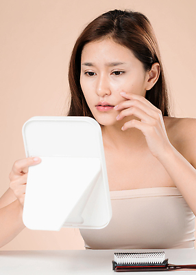 포토 JPG 해외이미지 여자 얼굴 관리 한명 동양인 상반신 성인 앞모습 뷰티 거울 불안 피부 고민 피부관리 여드름 곤란 심각 자기관리 피부트러블 성인여자한명만 해외포토 1 감정 뷰포인트 컨셉 사람 인종 신체부위 피부질환 여자한명만 성인여자만 파일형식