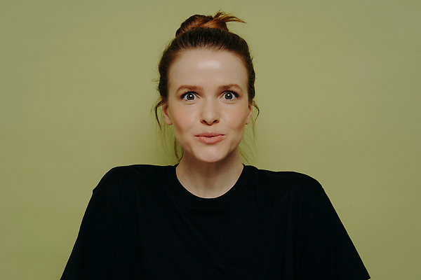 포토 JPG 해외이미지 백인 모델 1 라이프스타일 응시 여자 행복 유럽 얼굴 벽 포즈 백그라운드 셔츠 실내 한명 10대 빨간색 뷰티 놀람 기쁨 달콤 만족 흥분 긍정 생강 빨간머리 노려봄 내추럴 고립 스타일 해외202310 해외포토 서양인 헤어스타일 시선 감정 나라 컬러 컨셉 상의 채소 청소년 표정 사람 내부 생활 신체부위 맛 파일형식