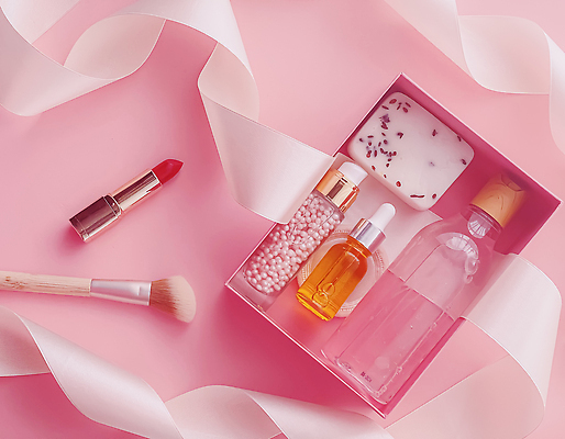 포토 JPG 해외이미지 리본 분홍색 사람없음 상자 하이앵글 화장품 립스틱 오브젝트 피부관리 담기 비누 공병 메이크업브러쉬 바디케어 화장품가방 플랫레이 해외202310 해외포토 뷰포인트 컬러 가방 모션 위생용품 뷰티 붓 플랫 병_담는 파일형식