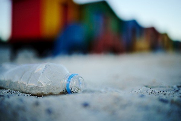 포토 JPG 해외이미지 바다 사람없음 아웃포커스 모래사장 자연보호 그린캠페인 쓰레기 청소 페트병 해외202310 해외포토 캠페인 자연 촬영기법 보호 병_담는 파일형식